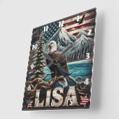 Kale adelaar op tak tegen berg Uitzicht Vierkante Klok (Hoek)