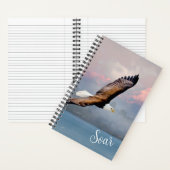 Kale adelaar stijgt over bergen Inspirerend Notitieboek (Binnen)