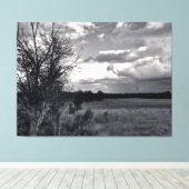 Kale Boom Onder Bewolkte Hemel Canvas Afdruk (Insitu (Houten vloer))