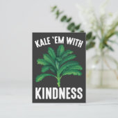 Kale Em met Kindness Green Veggies Vegan Pun Briefkaart (Staand voorkant)