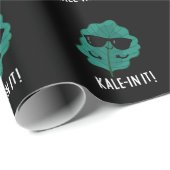 Kale-in-it Funny Veggie Kale Pun Dark BG Cadeaupapier (Rol Hoek)
