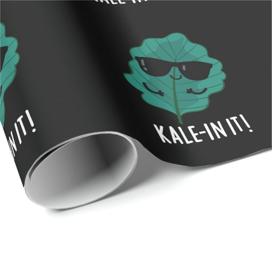 Kale-in-it Funny Veggie Kale Pun Dark BG Cadeaupapier (Rol Hoek)