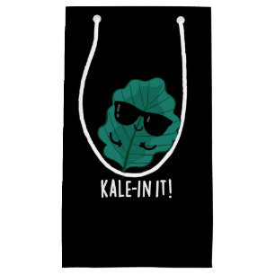 Kale-in-it Funny Veggie Kale Pun Dark BG Klein Cadeauzakje