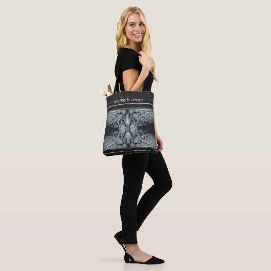 Kaleidoscoop in het zwart en grijs tote bag (Op model)