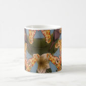 Kaleidoscope Giraffe Mandala: Abstracte Safari kun Koffiemok (Center)