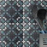 Kaleidoscopisch Blauw Grijs Zwart Abstract Patroon Tegeltje<br><div class="desc">Deze decoratieve keramische tegel is een prachtig kunstwerk dat een vleugje elegantie aan elke kamer toevoegt. De tegel heeft een herhalend patroon van geometrische vormen in de tinten blauw en grijs, gerangschikt op een symmetrische manier om een fascinerend caleidoscoop-effect te creëer. De zwarte achtergrond laat de blauwe en grijze vormen...</div>