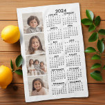 Kalender 2024 met 4 Fotocollage - wit Theedoek<br><div class="desc">Een 4 fotocollage met een kalender van 2024. Een leuk item voor het nieuwe jaar. Voeg 4 vierkante foto's toe aan dit ontwerp. Met een beetje werk kunt u de achtergrondkleur en de kalenderkleur wijzigen wanneer u op de optie Aanpassen klikt en verschillende kleuren kiest.</div>