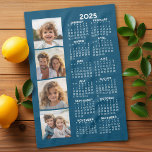 Kalender 2025 met 4 foto collage blauw theedoek<br><div class="desc">Een 4 foto collage met een 2025 kalender. Een leuk item voor het nieuwe jaar. Voeg 4 vierkante foto's toe aan dit ontwerp. Met een beetje werk kunt u de achtergrondkleur en de kalenderkleur wijzigen wanneer u op de optie Aanpassen klikt en verschillende kleuren kiest.</div>