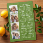 Kalender 2025 met 4 fotocollage theedoek<br><div class="desc">Een 4 foto collage met een 2025 kalender. Een leuk item voor het nieuwe jaar. Voeg 4 vierkante foto's toe aan dit ontwerp. Met een beetje werk kunt u de achtergrondkleur en de kalenderkleur wijzigen wanneer u op de optie Aanpassen klikt en verschillende kleuren kiest.</div>