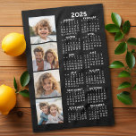 Kalender 2025 met 4 Photo Collage Zwart Theedoek<br><div class="desc">Een 4 foto collage met een 2025 kalender. Een leuk item voor het nieuwe jaar. Voeg 4 vierkante foto's toe aan dit ontwerp. Met een beetje werk kunt u de achtergrondkleur en de kalenderkleur wijzigen wanneer u op de optie Aanpassen klikt en verschillende kleuren kiest.</div>