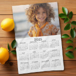 Kalender 2025 met foto - Volledig jaar Uitzicht Theedoek<br><div class="desc">Een zeer nuttig item voor school of thuis kantoor. Een standaard kalender met bovenaan een foto. Dit show een volledig jaar uitzicht van alle data.</div>