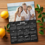 Kalender 2025 met foto - Volledig jaar Uitzicht Theedoek<br><div class="desc">Een zeer nuttig item voor de keuken. Een kalender voor 2025 met een plaats voor een familiefoto bovenaan. Dit shows een volledig jaar uitzicht van alle data.</div>