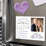 Kalender en foto van Lavender Floral opslaan Datum Magnetische Uitnodiging<br><div class="desc">Deze prachtige magnetische kaart is een geweldige manier om je vrienden en familie te laten weten dat ze de Datum voor je aanstaande bruiloft kunnen redden. Het rustische boho-schitterende ontwerp is uitgerust met een cluster van handbeschilderde waterverf rozen en bloesems in tinten lavendel, licht paars en lila. De linkerkant van...</div>