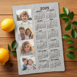 Kalender met 4 Fotocollage Theedoek<br><div class="desc">Een 4 foto collage met een 2025 kalender. Een leuk item voor het nieuwe jaar. Voeg 4 vierkante foto's toe aan dit ontwerp. Met een beetje werk kunt u de achtergrondkleur en de kalenderkleur wijzigen wanneer u op de optie Aanpassen klikt en verschillende kleuren kiest.</div>