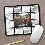 Kalender met foto in het centrum Zwart Wit Muismat<br><div class="desc">Een fotocollage met een kalender en ruimte om tekst toe te voegen. Een geweldige manier om je favoriete foto het hele jaar door weer te geven. Een leuk item voor het nieuwe jaar om te gebruiken in de kantoor of thuis. Als u de kleuren op de achtergrond en in de...</div>