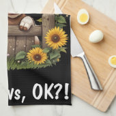 Kalf gluren over hek omringd door zonnebloemen theedoek (Quarter Fold)