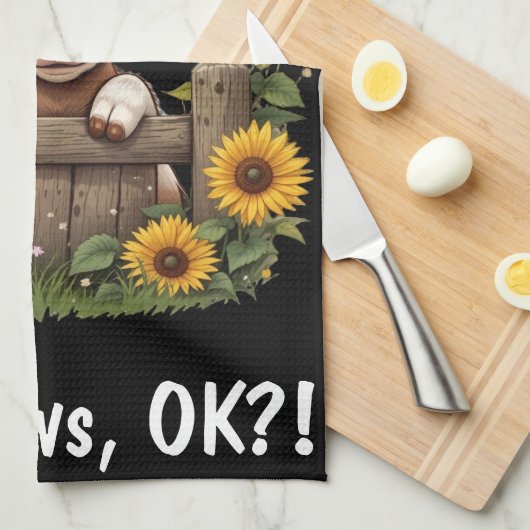 Kalf gluren over hek omringd door zonnebloemen theedoek (Quarter Fold)