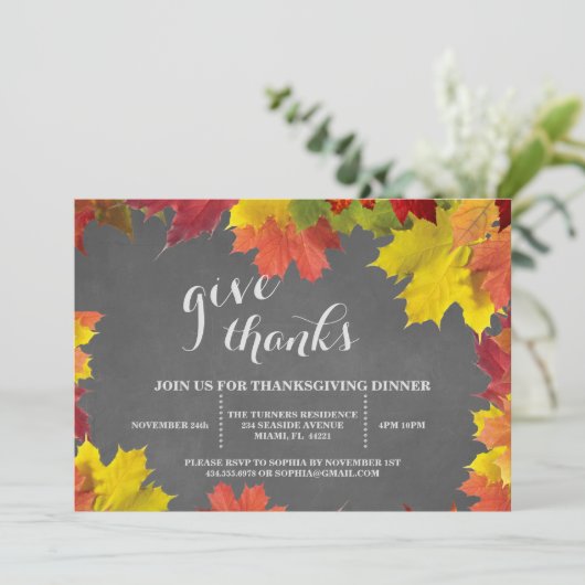 Kalkbord met herfstbladeren voor Thanksgiving-dine Kaart (Staand voorkant)