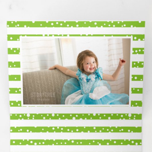 Kalkgroene vreugde en kerstfeestfoto's met bessen drieluik wenskaart (Binnenzijde eerst)