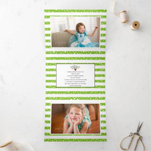 Kalkgroene vreugde en kerstfeestfoto's met bessen drieluik wenskaart (Binnen)