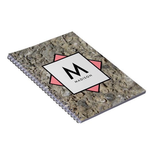 Kalksteen Fossielen met Jouw naam en Monogram op Notitieboek (Rechterzijde)