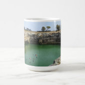 Kalkstenen kliffen en smaragdgroene wateren koffiemok (Center)