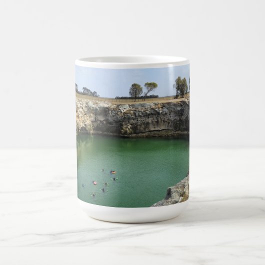 Kalkstenen kliffen en smaragdgroene wateren koffiemok (Center)