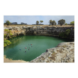 Kalkstenen kliffen en smaragdgroene wateren perfect poster