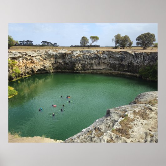 Kalkstenen kliffen en smaragdgroene wateren poster (Voorkant)