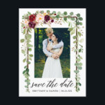 Kalligrafie Botanische Bloemen Save The Date Wood Aankondigingskaart<br><div class="desc">Moderne kalligrafie script,  Waterverf botanische groene eucalyptus bladeren,  hout Lijst,  Waterverf bordeaux marsala bloemen,  opslaan van de datum Verloving aankondiging paar foto Briefkaart</div>