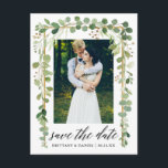 Kalligrafie Botanische Goud Save The Date Foto Aankondigingskaart<br><div class="desc">Modern kalligrafie script,  Waterverf botanische groene eucalyptus bladeren,  goud opslaan de datum Verloving aankondiging paar foto Briefkaart</div>