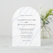 Kalligrafie Dusty Blue Monogram Boog Wedding Kaart (Staand voorkant)