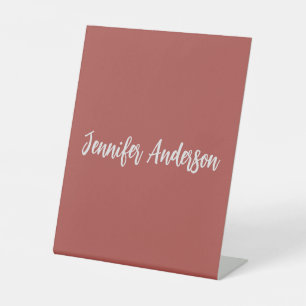 Kalligrafie Elegant Gepersonaliseerde Brick Red Reclamebord Met Voetstuk