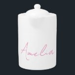 Kalligrafie Elegante Roze Witte Aangepaste Naam Theepot<br><div class="desc">Op zoek naar een mooie kalligrafie met een esthetisch handschrift? Dit eenvoudige,  opvallende ontwerp is voor u. Het fijne en smaakvolle ontwerp zal meteen de kwaliteit van uw relatie en gezin weerspiegelen.</div>