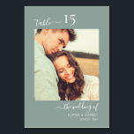 Kalligrafie Foto Bruiloft Dubbelzijdig Sage Groen Kaart<br><div class="desc">Elegante kalligrafie Script Sage Green Wedding Table Numbers Dubbelzijdig met aangepaste gepersonaliseerde foto. Help uw gasten eenvoudig hun weg te vinden met deze eenvoudige elegante dubbelzijdige tafelnummerkaarten. Gemakkelijk om de foto's, nummers, namen en datum toe te voegen! Beschikt over een hand belettering kalligrafie "de bruiloft van", "tabel" script en aangepaste...</div>