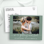 Kalligrafie Getrouwd worden Groen Bewaar de datum Briefkaart<br><div class="desc">Moderne trendy kalligrafie script koppel foto We're Getting Married Save the Date Verloving Aankondiging Briefkaart - Sage Green</div>