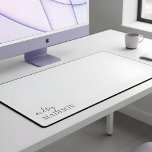 Kalligrafie Girly Luxe Wit Bureaumat<br><div class="desc">Transformeer uw werkruimte met een gepersonaliseerde bureaumat die elegantie en functie combineert. Met jouw naam in een luxueuze mix van kalligrafie en serif lettertype, brengt deze bureaumat een verfijnde, vrouwelijke touch aan elke omgeving. Ideaal voor zaken, school of zelfs je slaapkamer, het beschermt je bureau terwijl je een stijlvol accent...</div>