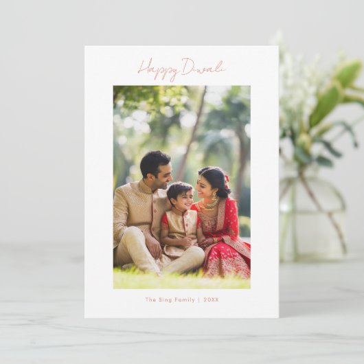 Kalligrafie Happy Diwali Familie Foto Koper Roos Feestdagenkaart (Staand voorkant)