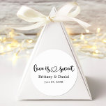 Kalligrafie Heart Love Is Sweet Wedding Favoriet Ronde Sticker<br><div class="desc">Modern kalligrafie Script Hart Minimalistische Eenvoudige Liefde Is Sweet Wedding Favoriet Sticker - Paar Namen & Datum - Zwart & Wit</div>
