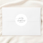 Kalligrafie Minimalist Merry Christmas White Ronde Sticker<br><div class="desc">Introductie van onze gepersonaliseerde ronde Sticker, waar feestelijke elegantie een persoonlijk tintje krijgt. Deze sticker, voorzien van de hartverwarmende zin "Vrolijk kerstfeest" in een hedendaags modern script, doordringt meteen elk oppervlak van de vreugde van het seizoen. Maar wat het echt onderscheidt, is de ruimte onder de feestelijke begroeting, voorbehouden aan...</div>