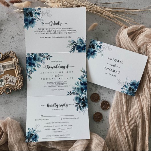 Kalligrafie Navy Blue Floral bruiloft Drieluik Uitnodiging