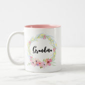 Kalligrafie Oma en Waterverf Bloemenkrans Tweekleurige Koffiemok (Links)