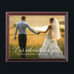 Kalligrafie Ons avontuur begint Fotoplaque Troffee Gedenkplaat<br><div class="desc">Moderne Elegante Kalligrafie Ons Avontuur Begint Paar Bruiloft Foto Plaque</div>
