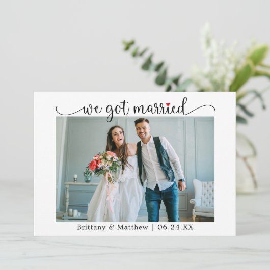 Kalligrafie Red Heart We Got Married Fotobruiloft Aankondiging (Staand voorkant)