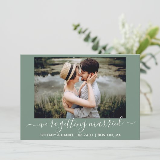 Kalligrafie Sage Green Getting Married Save The Date (Staand voorkant)