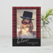 Kalligrafie Script Believe Christmas Tartan Foto Feestdagenkaart (Staand voorkant)