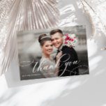 kalligrafie script dubbelzijdige bruiloft foto bedankkaart<br><div class="desc">Een tweezijdige dank u met een prachtig afbeelding van de nieuwe bruiden en een elegant lijst. Voeg een persoonlijk bedankje en je eigen trouwfoto toe.</div>