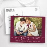 kalligrafie trouwen redden de datum bourgondië briefkaart<br><div class="desc">Moderne trendy kalligrafie script paar foto We're Getting Married Save the Date Verloving Aankondiging Briefkaart - Bourgondië</div>