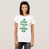 Kalm en Drink op T-shirt met Shamrock (Voorkant volledig)