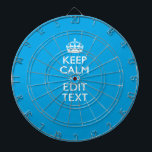 Kalm en Jouw tekst houden op een blauw hemddecor Dartbord<br><div class="desc">Uw gepersonaliseerde Keep Calm gezegde op een fijn aangepast hemel blauw accentkleurstijldecor. Een gepersonaliseerd gezegde van de Stijl van de Kalm van het Levensonderhoud op één van een vriendelijk gift. Een grappige of grillige poging om uw creatieve woorden op twee bewerkbare tekstregels te zetten. Vergeet niet om de KAPITAALletters voor...</div>